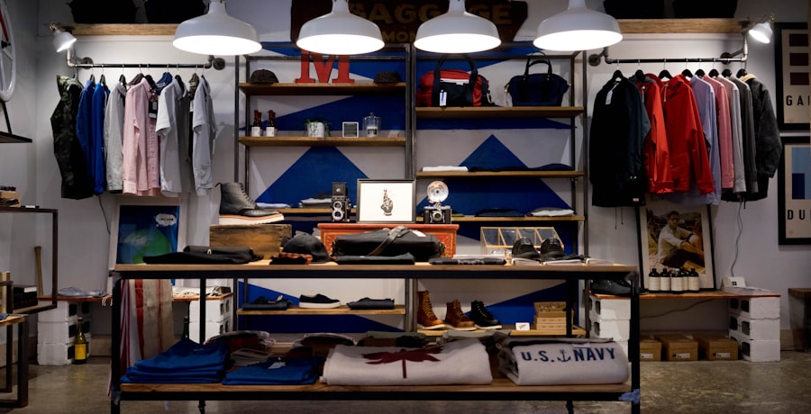 Intérieur d'une boutique de vêtements moderne