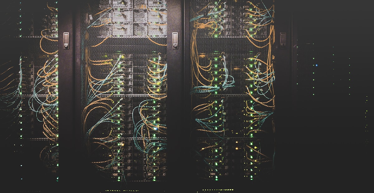 Baies de serveurs informatiques dans un centre de données