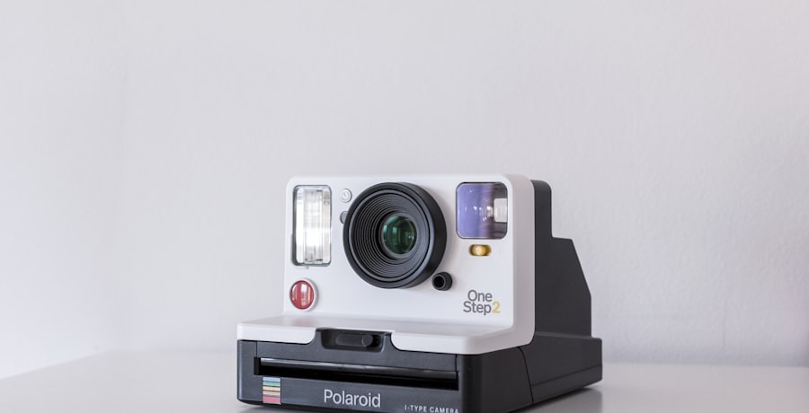 Appareil photo instantané posé sur fond clair
